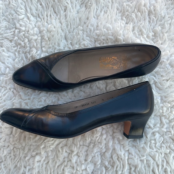 Vintage 1980s SALVATORE FERRAGAMO Black Leather
Pumps SIZE 9AA - Picture 3 of 9